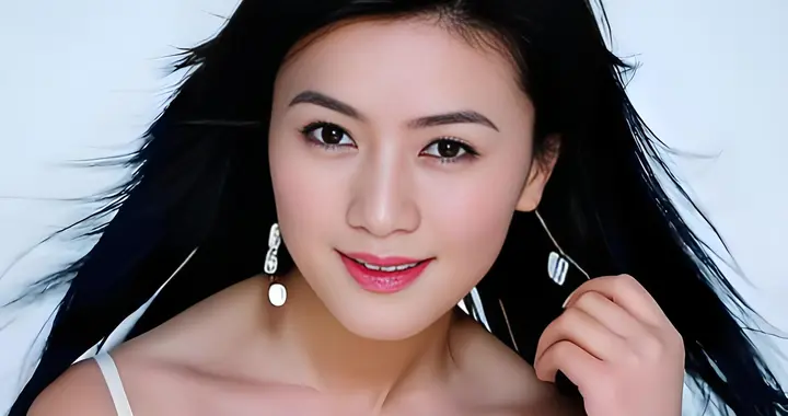 苦追陆毅多年被弃，从“豪门寡妇”到资本女王，她是如何逆袭的？