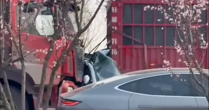 路遇大货车险些被撞，瞬间心跳加速！惊魂未定