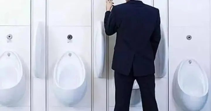 60岁后还能活多久，看排尿就知？排尿有3习惯，活不久？听分析