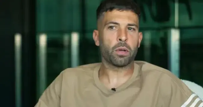 “这些人不配踢球”！阿尔巴：梅西遭辱骂后，用球衣让伯纳乌闭嘴