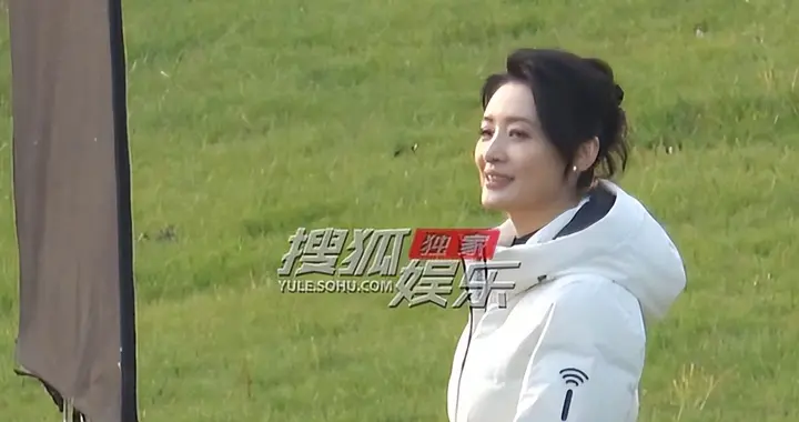 周涛户外录节目状态超好 在草地奔跑笑容明媚