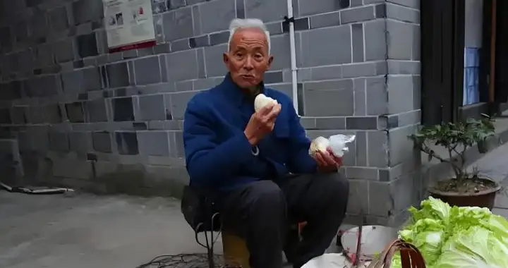 医生发现：老人若天天晚饭太早，不出两月，身体或有这2种变化