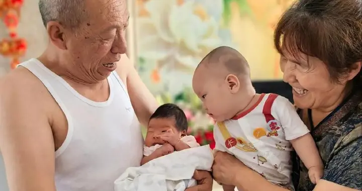 你发现了没？凡是家里添了孙子，老人大都会发生3个变化