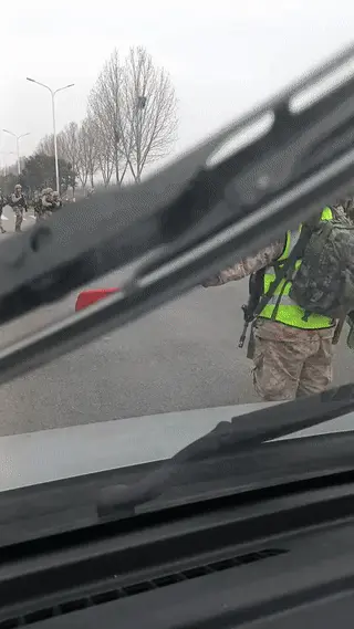 辛雪看社会：网友开车在郊区的一条公路上意