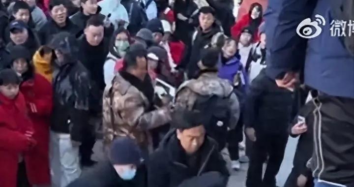 泰山游客多人围殴！抢位拉扯失足滑落，警方介入，背后真相太荒唐