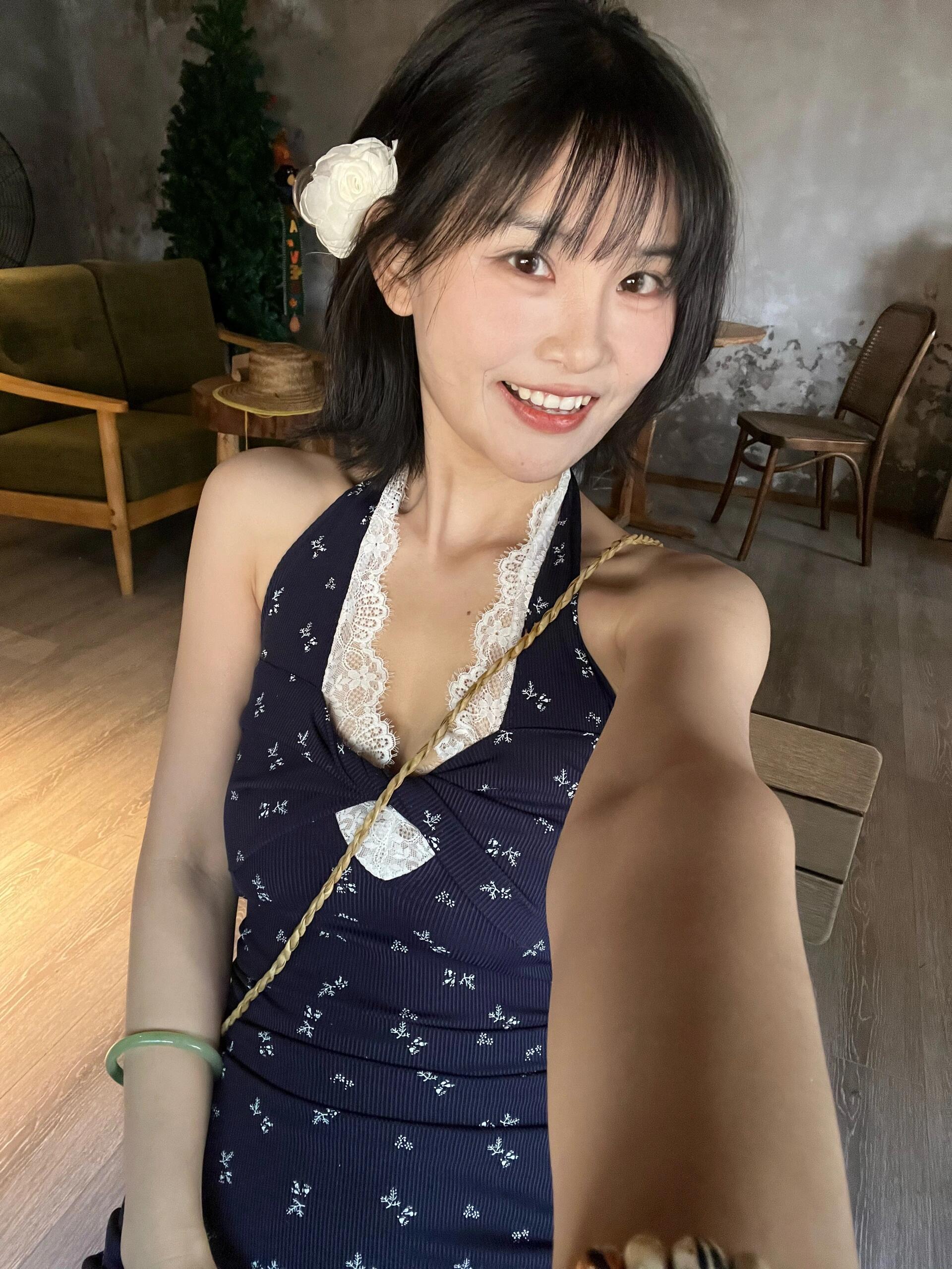 梨形宝宝都来穿这显白蓝色碎花挂脖长裙！