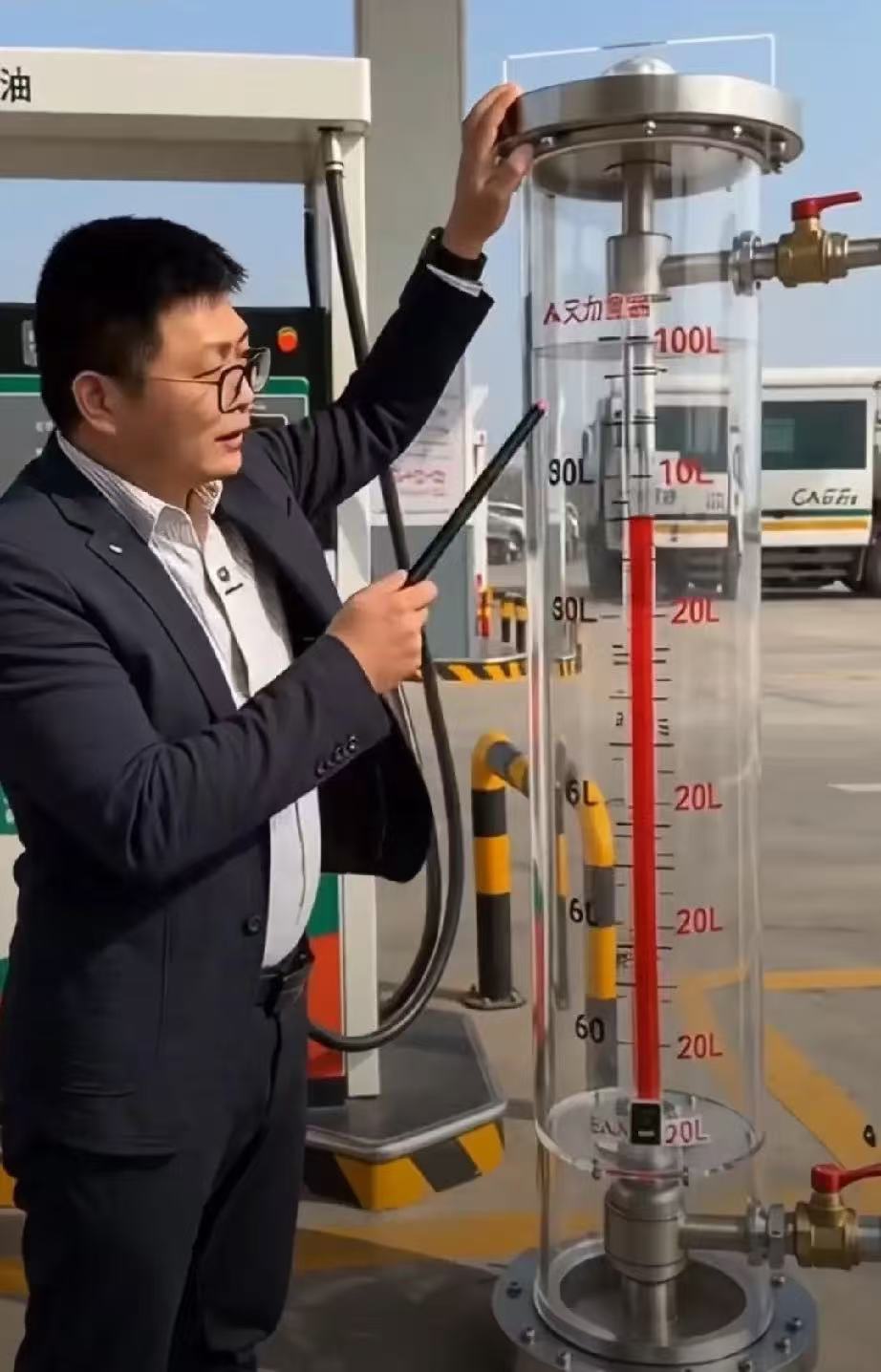 最近网上吵着要恢复“可视化透明加油”，有人嘲笑这是倒退回土掉牙的老一套...