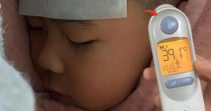 孩子发高烧，奶奶欲用白酒降温被妈妈拒绝，医生：妈妈做得好！