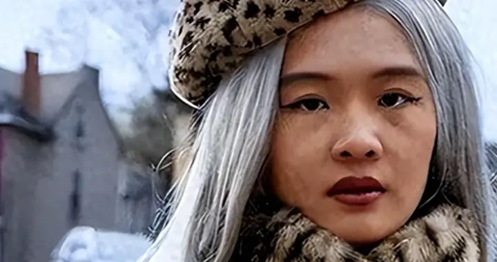 “反华妖女”许可馨改名躲美国，靠打零工度日，父母提前退休了