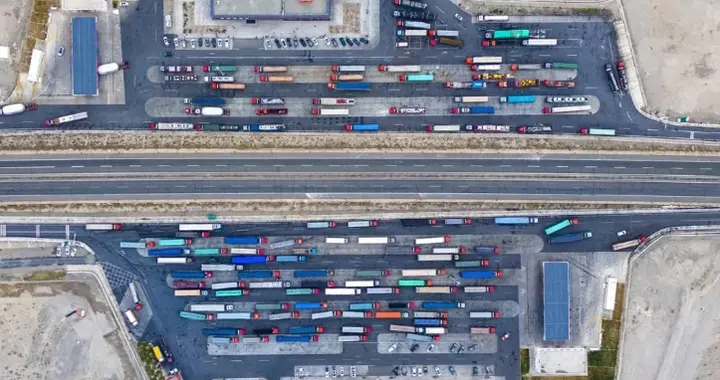 高速路成危险地带？法律没明说，骑手纷纷喊冤，争议不止