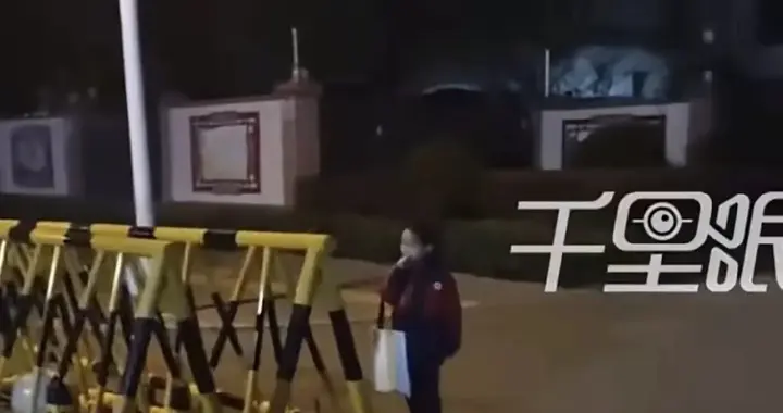 凌晨1点40分河南洛阳一个小学生被爷爷送到校门口,转身老人就走了