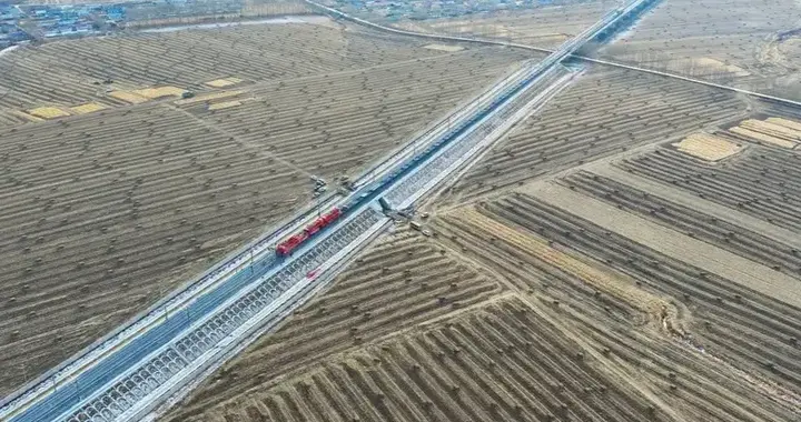 哈尔滨到伊春7小时变2小时！最北高铁铺轨贯通，冻土难题这样破