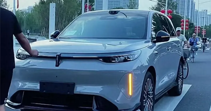 魏牌V8X实车现身，气场确实不错