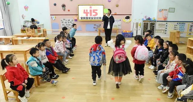 高知家庭话痨型的自闭症小朋友，读到高中了依然喜欢自言自语