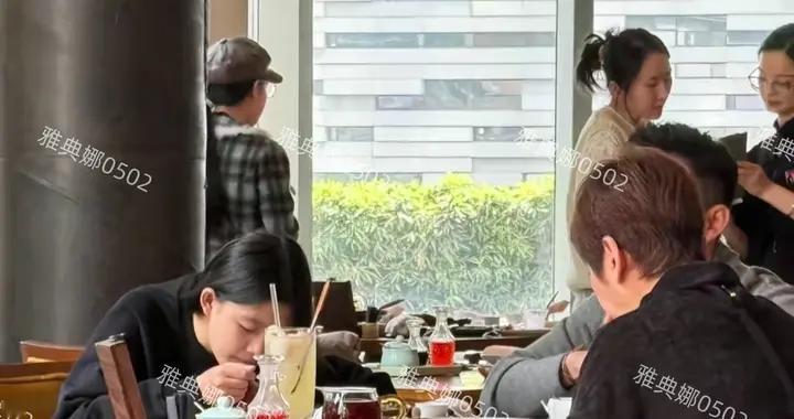 偶遇马筱梅妈妈带小玥儿吃饭玥儿性格安静内向五官很像年轻的大S