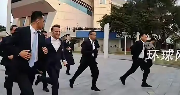 马克龙都忘记自己是总统了，被大学生的热情感染，彻底放飞自我！