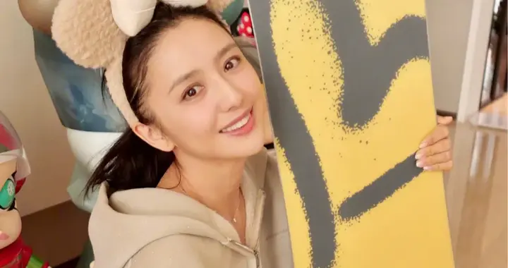 苏翊鸣连续三年赠送滑板，佟丽娅立下什么新约定