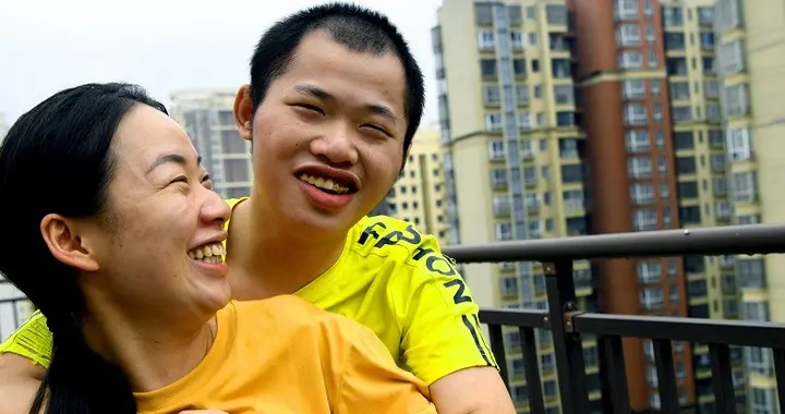 29岁女不恋爱不结婚，每晚搂25岁弟弟睡，网友却表示理解！