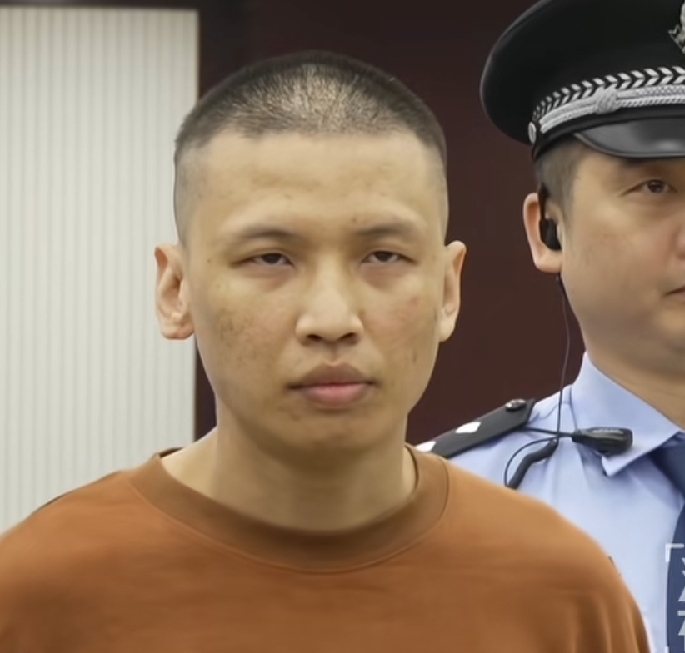 陈大卫，被判死刑表情 死到临头了，还是这副德行！ 一副吊儿郎当、无所谓...