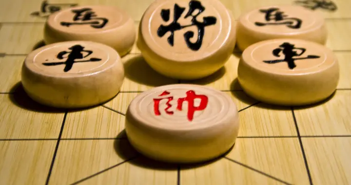 聊聊象棋的由来，为什么棋盘上有楚河汉界？还规定执红棋者先行？
