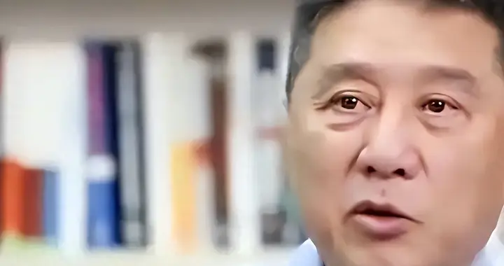 41岁名导为19岁新星抛妻弃子，净身出户后，最终晚景凄凉孤独终老