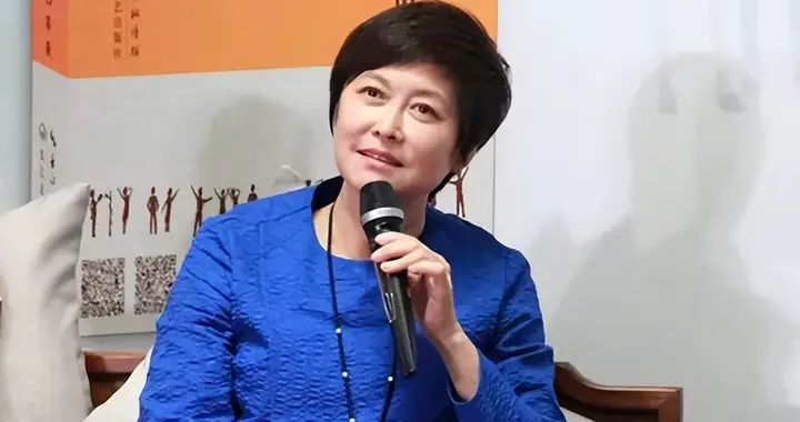 71岁敬一丹被曝录节目突发脑溢血，抢救一个多月，悼念人紧急删帖