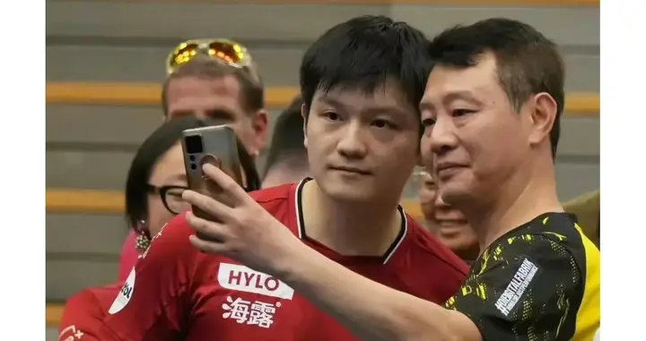 多特蒙德齐教练开通了，第一条动态就是发和樊振东的合照