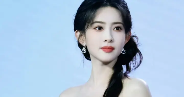 孟子义淡紫色抹胸纱裙造型释出，精致氛围感拉满