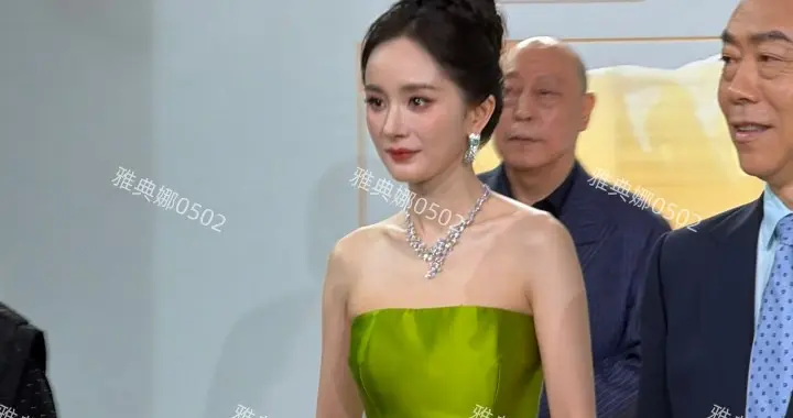 杨幂白玉兰奖造型好美，就是表情太严肃是知道自己又陪跑不开心吗