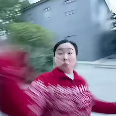 时间碎片：一中年女子，迈着娇滴滴的小碎步