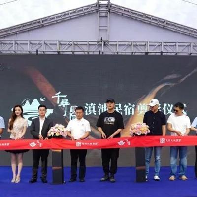 优优时尚穿搭：8月3日，李亚鹏登上热搜成