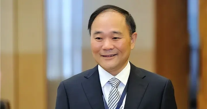 一语戳破纯电车真相：背着数吨电池跑运输，真的比油车更划算？