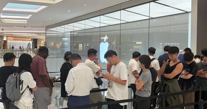 现场直击iPhone Duo开售：有人加价收机，专家建议理性入手