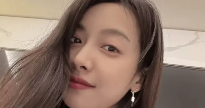 宋茜居家造型：白T与长发的极简美学宣言