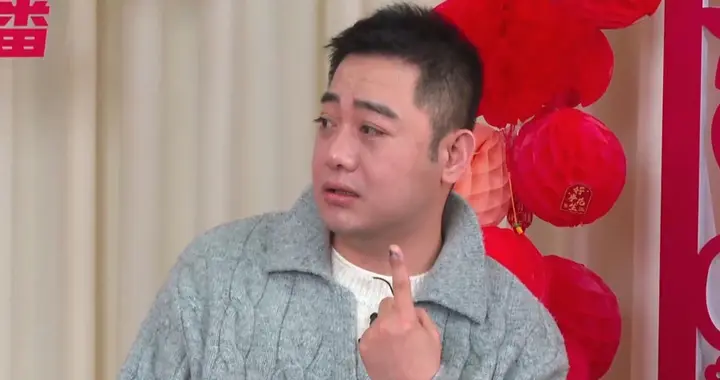 德云社三哥孔云龙又受伤，直播讲述，手被门夹到，当时肿的像萝卜