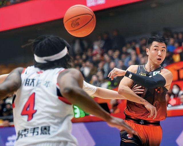 常规赛收官战，山东惨败辽宁，锁定常规赛第6，季后赛又回来了！