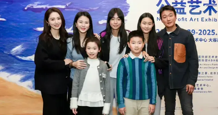 佟大为俩女儿发起公益展，董璇带小酒窝支持干女儿，俩家感情超好