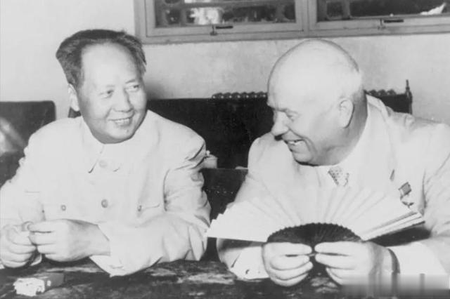 1954年国庆，赫鲁晓夫送了1吨纯金国徽，毛主席：他这是行贿来了