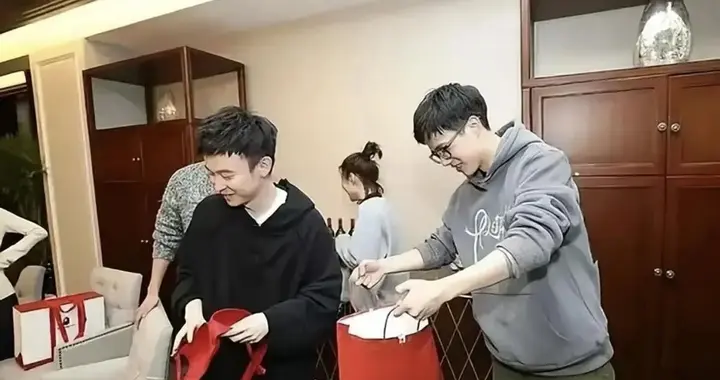 郭麒麟刘昊然严浩翔被曝组团逛商K？视频流出，郭麒麟对接方回应