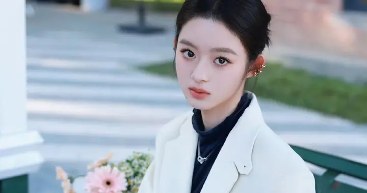 黄杨钿甜西装大片：熠熠而立，气韵自成