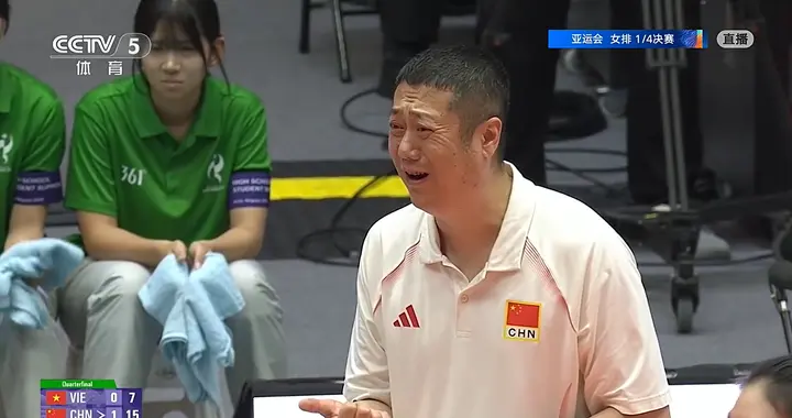 奇异！女排昔日首发快结束了上来发1球 球迷：看来主力位置不保了