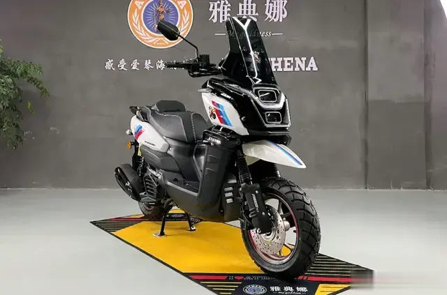 又一台不到万元的水冷150踏板上市，配备ABS和TCS，还是平踏板