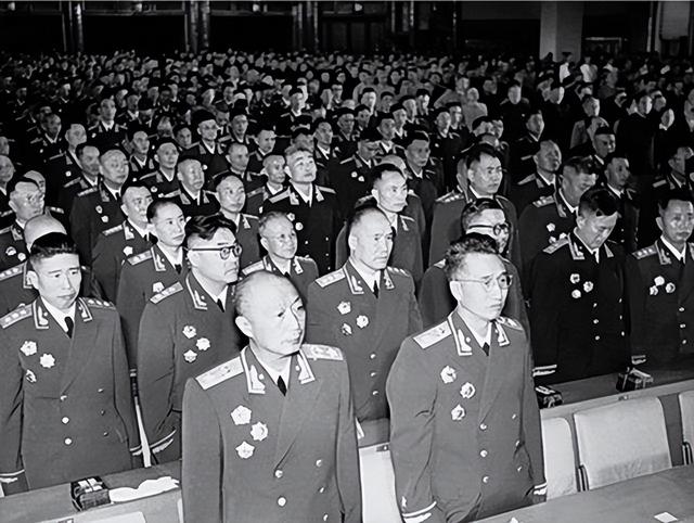 1955年授衔前，将领们没有军衔吃够苦头，深知＂有军无将＂的窘迫