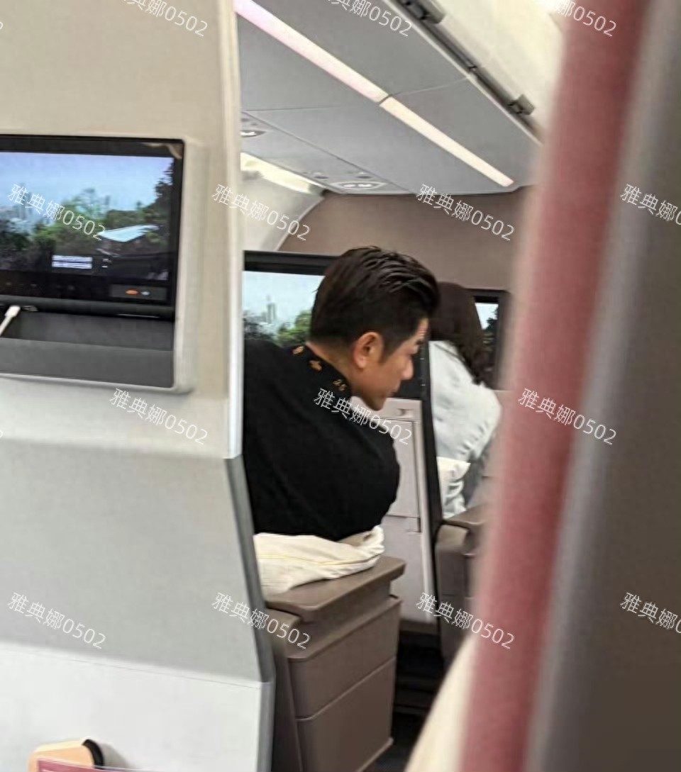 商务舱偶遇郭富城，一直被指抠门的他这次为全家9口都买了商务舱