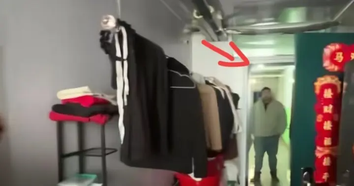 走廊改厨卫后续，邻居的如意算盘落空，当事人：对联没了，要拆了