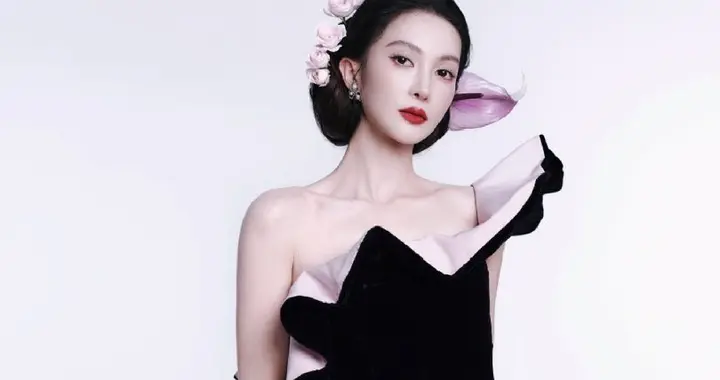 金晨黑色开叉裙写真，藏不住的美腿真撩人