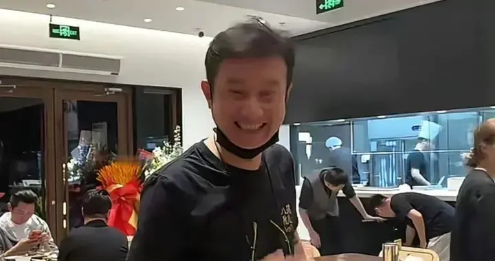 文章上海开面馆生意好，顾客凌晨12点排队，32元一碗网友夸太便宜