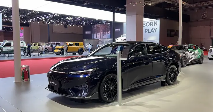 造型帅不说，2.0T落地还不到6万！便宜的二手燃油轿车，都在这