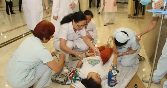 爸爸被气到心脏病发 孩子自责打自己