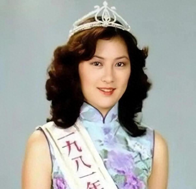 她嫁入豪门与父母反目，结婚27年生3子，为何依然被丈夫扫地出门